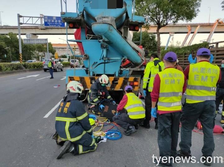 嚇!預拌混凝土車疑視線死角輾壓騎士 臟器外露當場慘死 421833 2