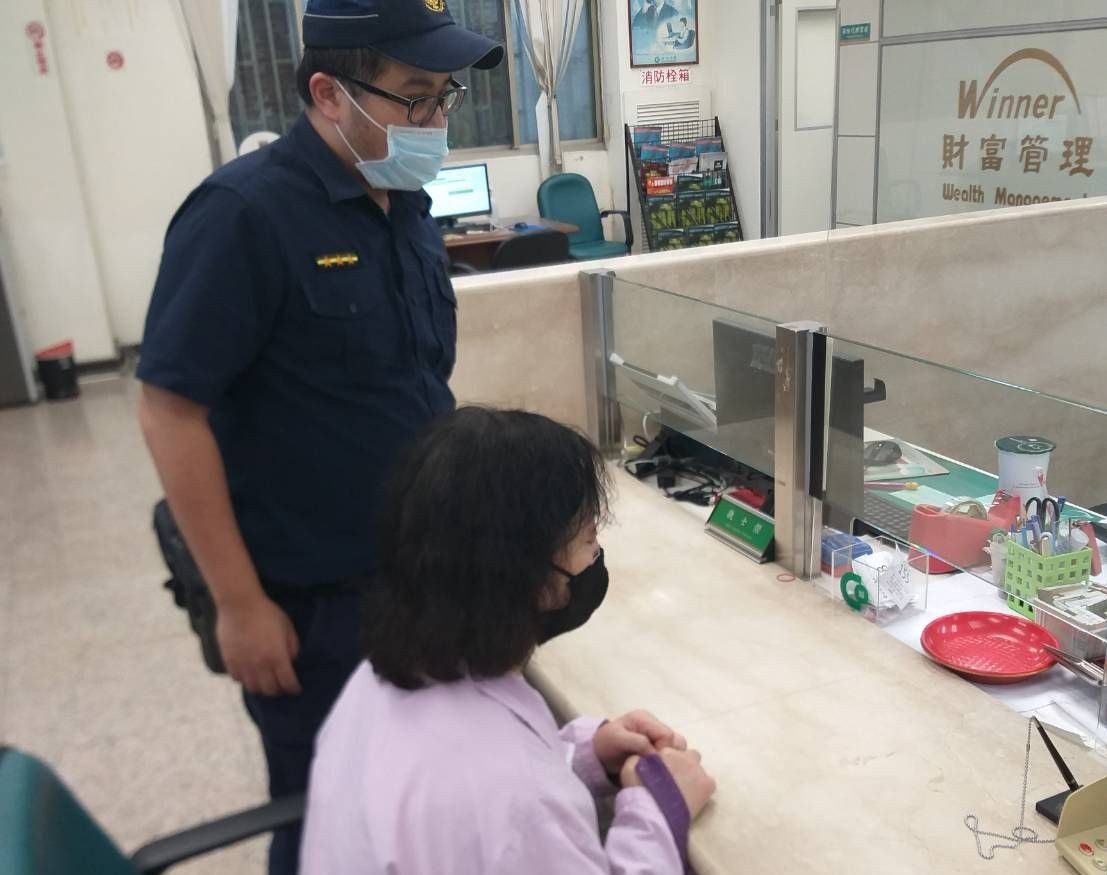 「李警官」來電稱幫保管現金?平鎮警苦勸守住婦人老本