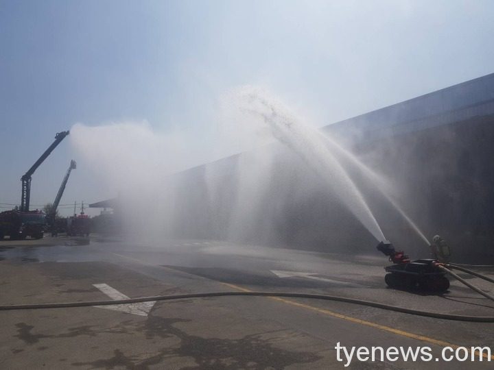 425651 桃園市政府消防局第二救災救護大隊為強化防火防災意識,與業者進行物流倉儲組合搶救演練...。圖:讀者提供