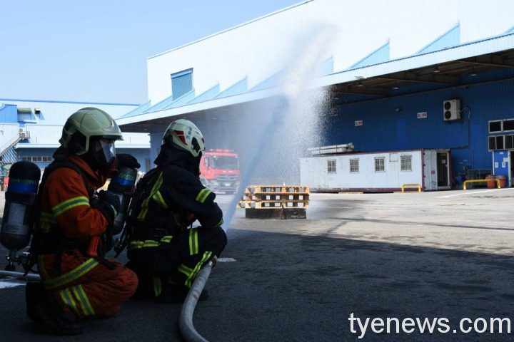 425691 桃園市政府消防局第二救災救護大隊為強化防火防災意識,與業者進行物流倉儲組合搶救演練...。圖:讀者提供