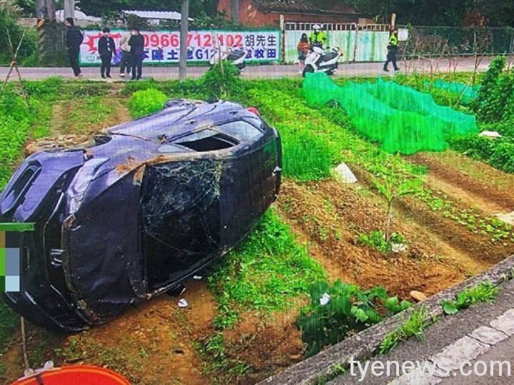 【有片】女子不熟路車開進農田冒煙 網友:應該在控窯 456