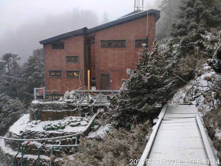 【有片】玉山置身銀白色世界 排雲山莊積雪0.7公分 46467