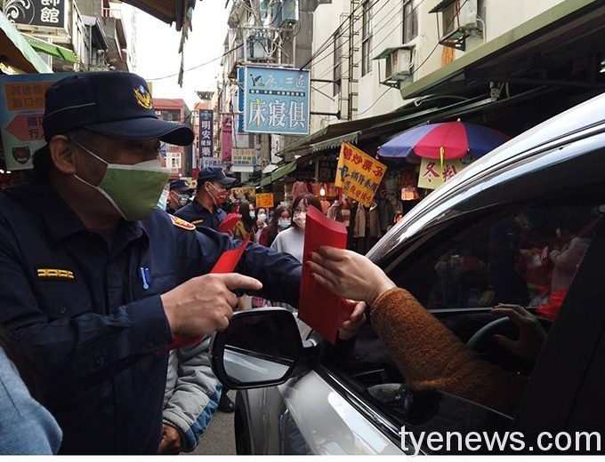 蘆竹警舉辦犯罪預防宣導 現場發口罩紅包給民眾沾喜氣 470988