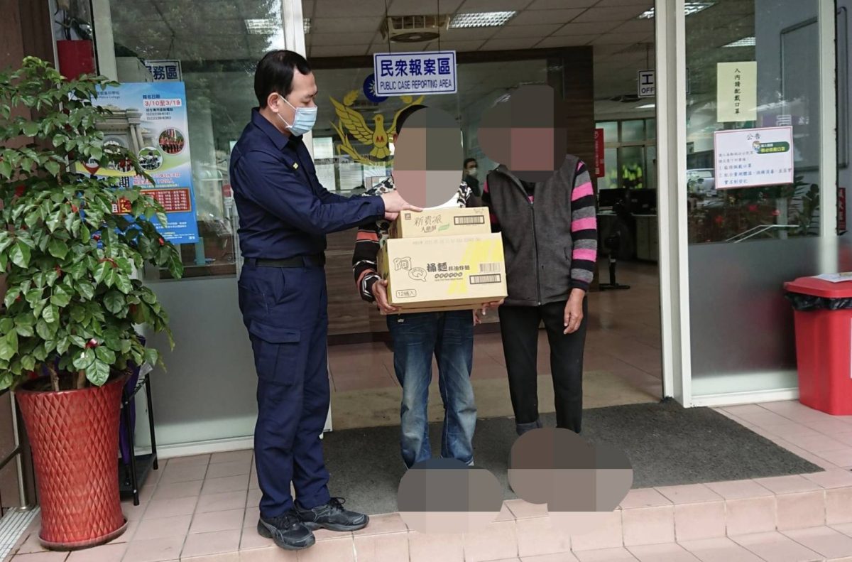 大竹派出所所長張文堂拋磚引玉 關懷地方弱勢母子溫暖過年