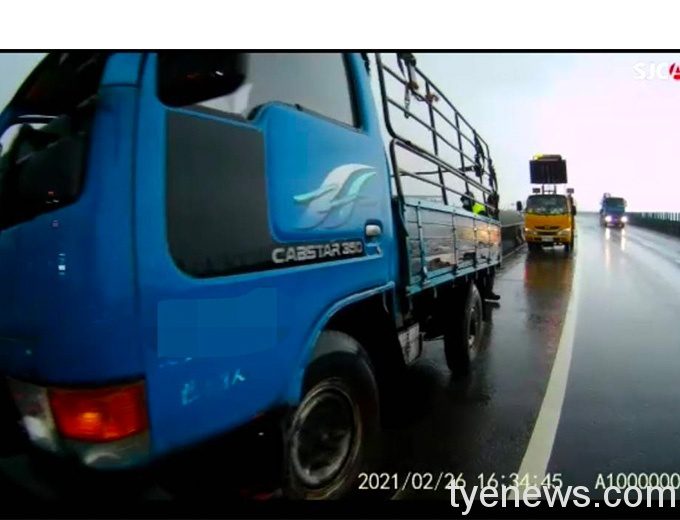 【有片】嚇慘!老翁駕車失控擦撞護欄 外社所暖心安撫善後 480872