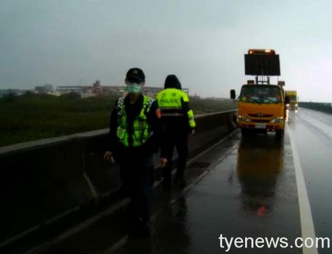 【有片】嚇慘!老翁駕車失控擦撞護欄 外社所暖心安撫善後 480873