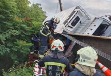 國1楊梅大貨車、工程車碰撞 嚴重翻覆1傷1死