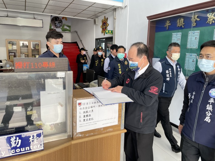 4B95F8B0-C096-4648-9141-EB222E306987 桃園市政府警察局局長陳國進特別前往平鎮警分局慰勉辛勞的警察同仁。圖:諶志明翻攝