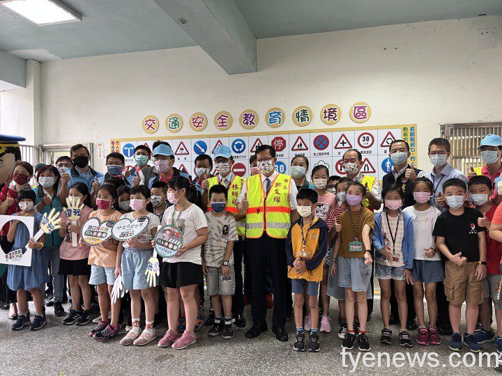 【有片】鄭文燦現身校園路口 當起「導護爸爸」幫學童安全過馬路 4D62D619 AC03 4B4C 9F8F B94C064C64AD