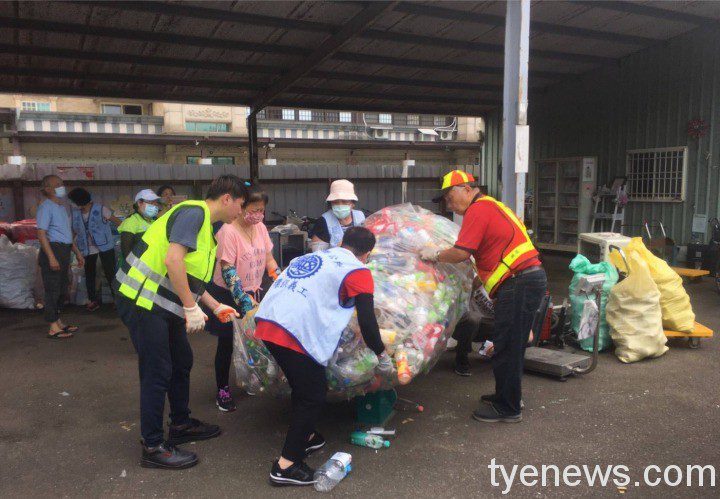 桃市環局轉送企業善心物資 疫情衝擊不忘關懷資收個體戶 4 0 1