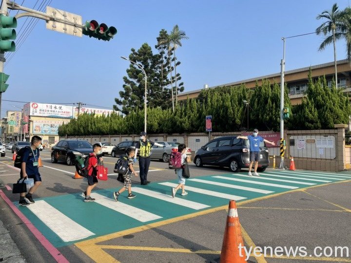 楊梅警執行「護童勤務」確保校園周邊順暢、治安平穩 5 17