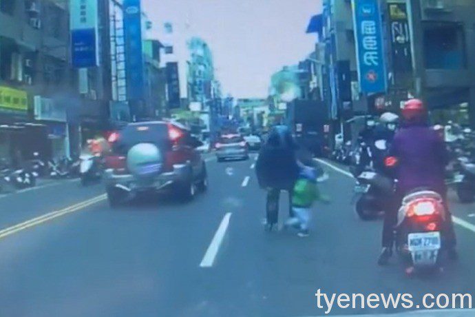 【有片】天真孩童闖車道險被撞!家長出手打回路邊 5 2 8