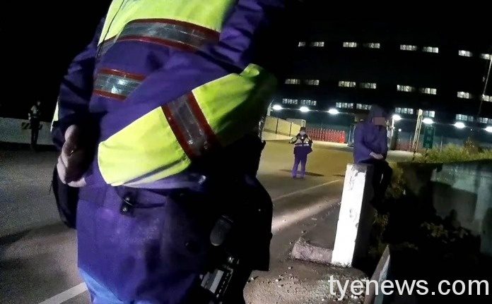 情侶吵架男子坐橋邊險墜落 大園派出所勸說拉回傷心男 522969