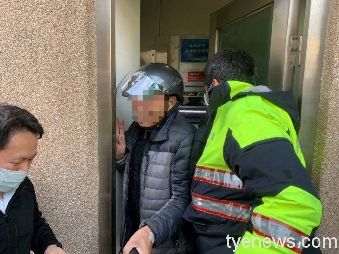老翁受困提款機操作室內 三菓派出所巡邏警助解圍 523507