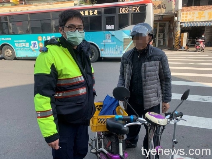 老翁受困提款機操作室內 三菓派出所巡邏警助解圍 523508 scaled 1