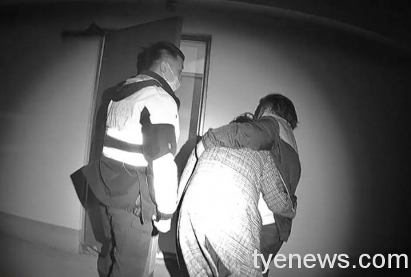 情場失意女酒後坐頂樓圍牆 草漯派出所及時抱下挽回一命 525133 scaled 1