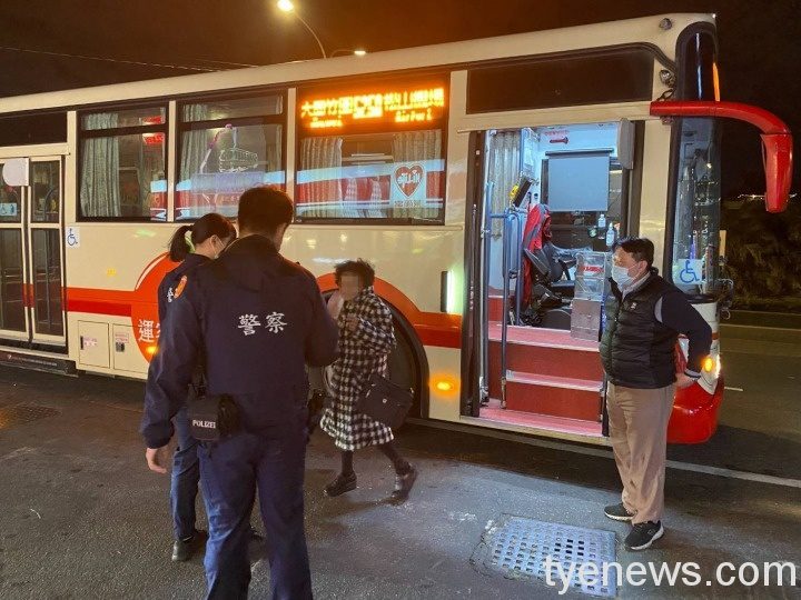 搭錯車失智老婦迷路 竹圍派出所查詢百筆資料尋找家人 526457