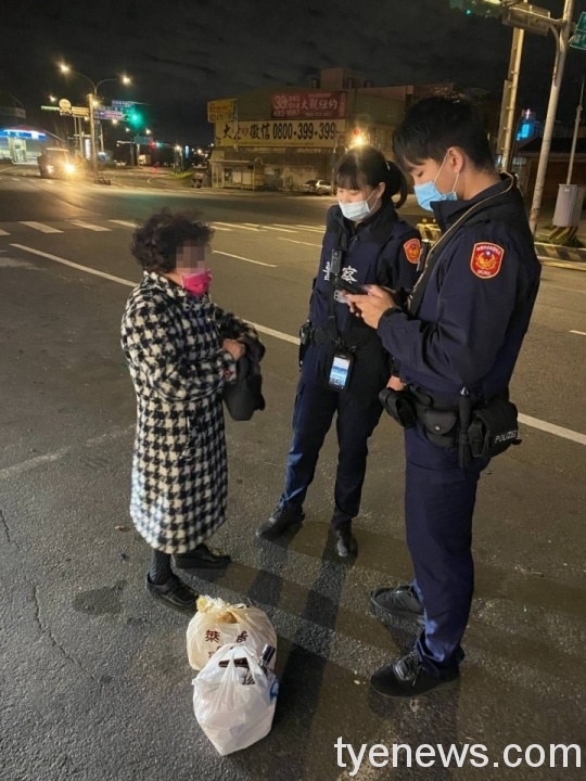 搭錯車失智老婦迷路 竹圍派出所查詢百筆資料尋找家人 526459 scaled 1