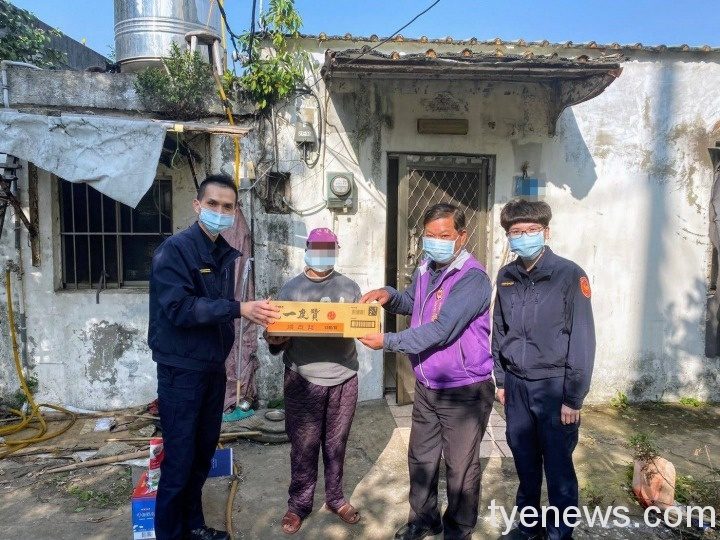 大園警攜手里長 關懷弱勢贈送物資過好年 526661