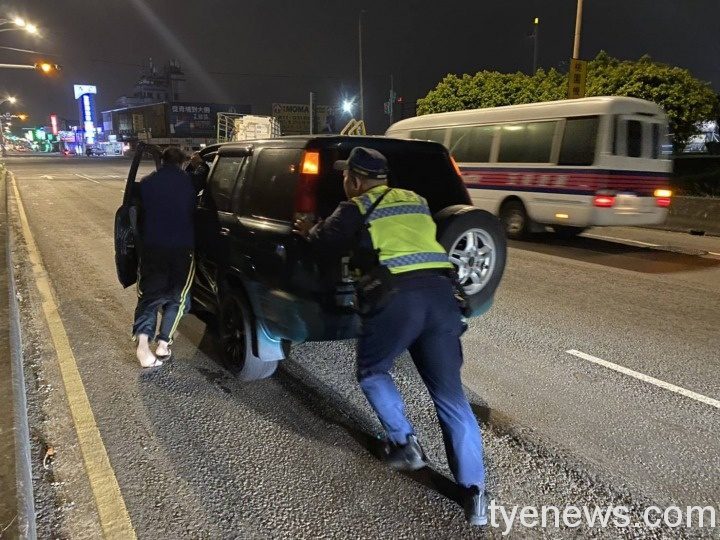 男子返鄉車輛拋錨受困 竹圍派出所警助推車解危 526995