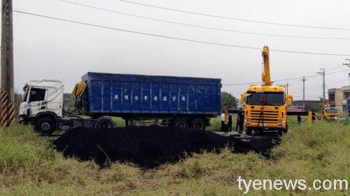 曳引車翻覆煤炭散滿路面 幸無人傷亡 533638
