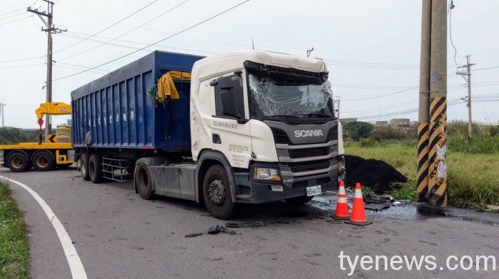曳引車翻覆煤炭散滿路面 幸無人傷亡 533639