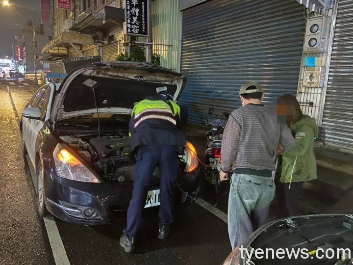 女子下車忘關大燈沒電拋錨 大園派出所化身修車師救援 534307