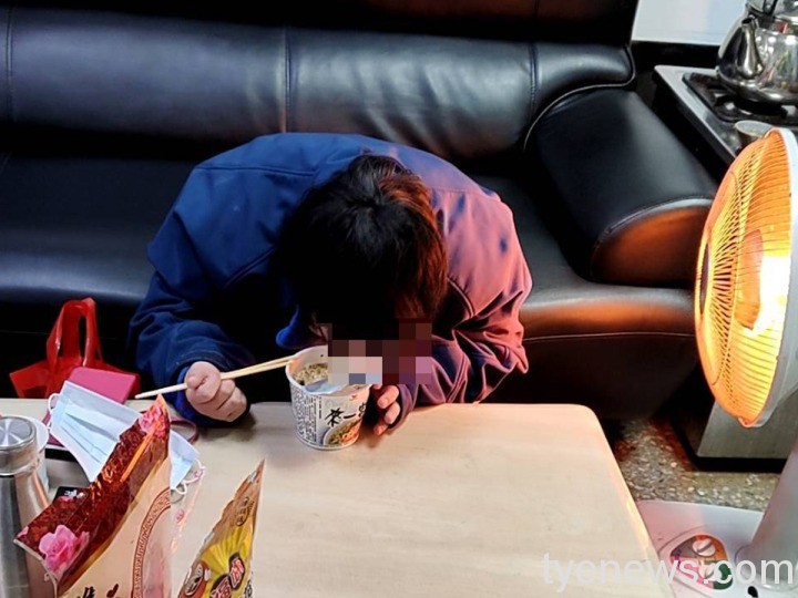 智障女遊蕩街頭淋雨 蜷縮派出所牆角險失溫 541160