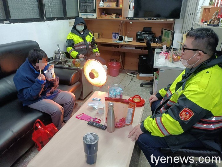 智障女遊蕩街頭淋雨 蜷縮派出所牆角險失溫 541163