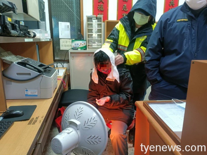 智障女遊蕩街頭淋雨 蜷縮派出所牆角險失溫 541164