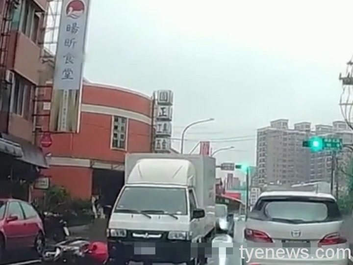【有片】楊梅7旬騎士與貨車擦撞倒地 險遭車輪輾頭 554