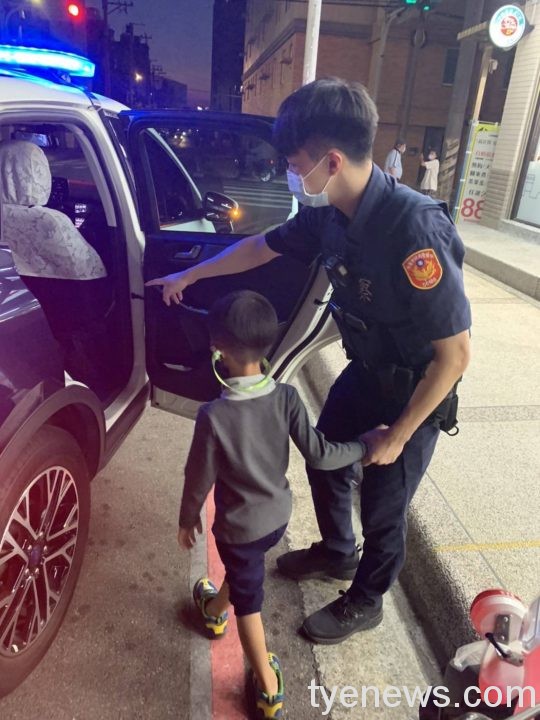 姊姊忘了帶我回家 小男童被遺忘在超商警協助護送返家