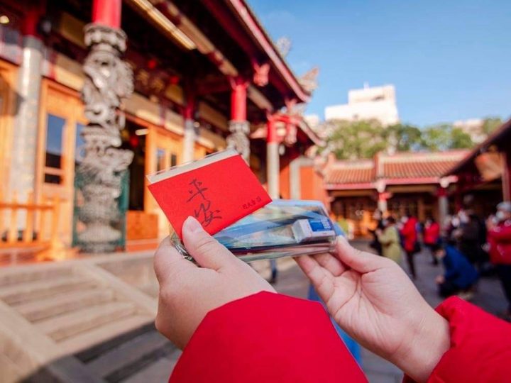 11萬人報考學測下週登場 行天宮福贈考生文具組