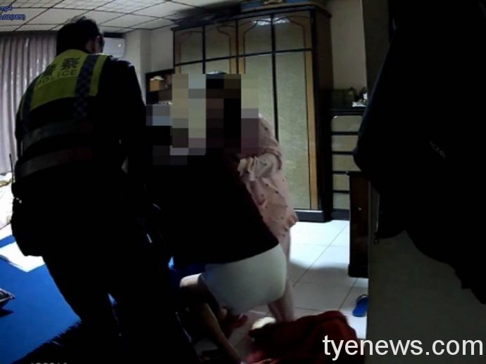 老翁深夜跌落床難動彈 埔子派出所及時伸援手