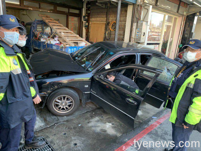 【有片】自小客藏毒撞警車逃逸 同安派出所全力圍捕