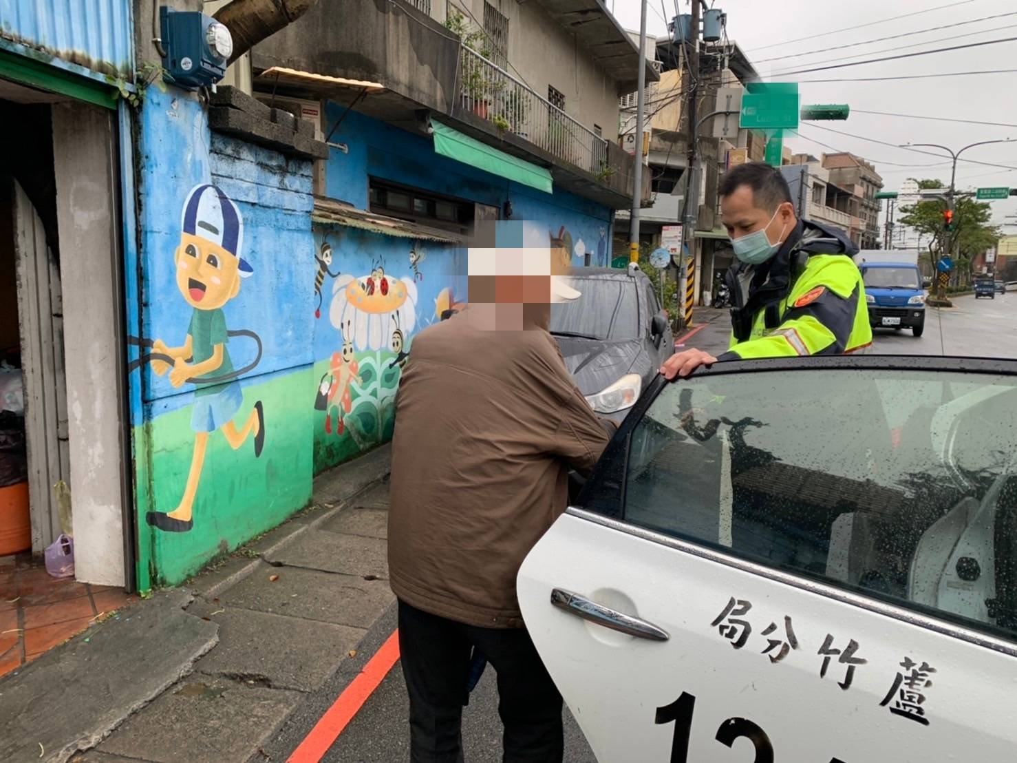 99歲翁迷途忍受風吹雨淋 好心路人通報警助返家 586468