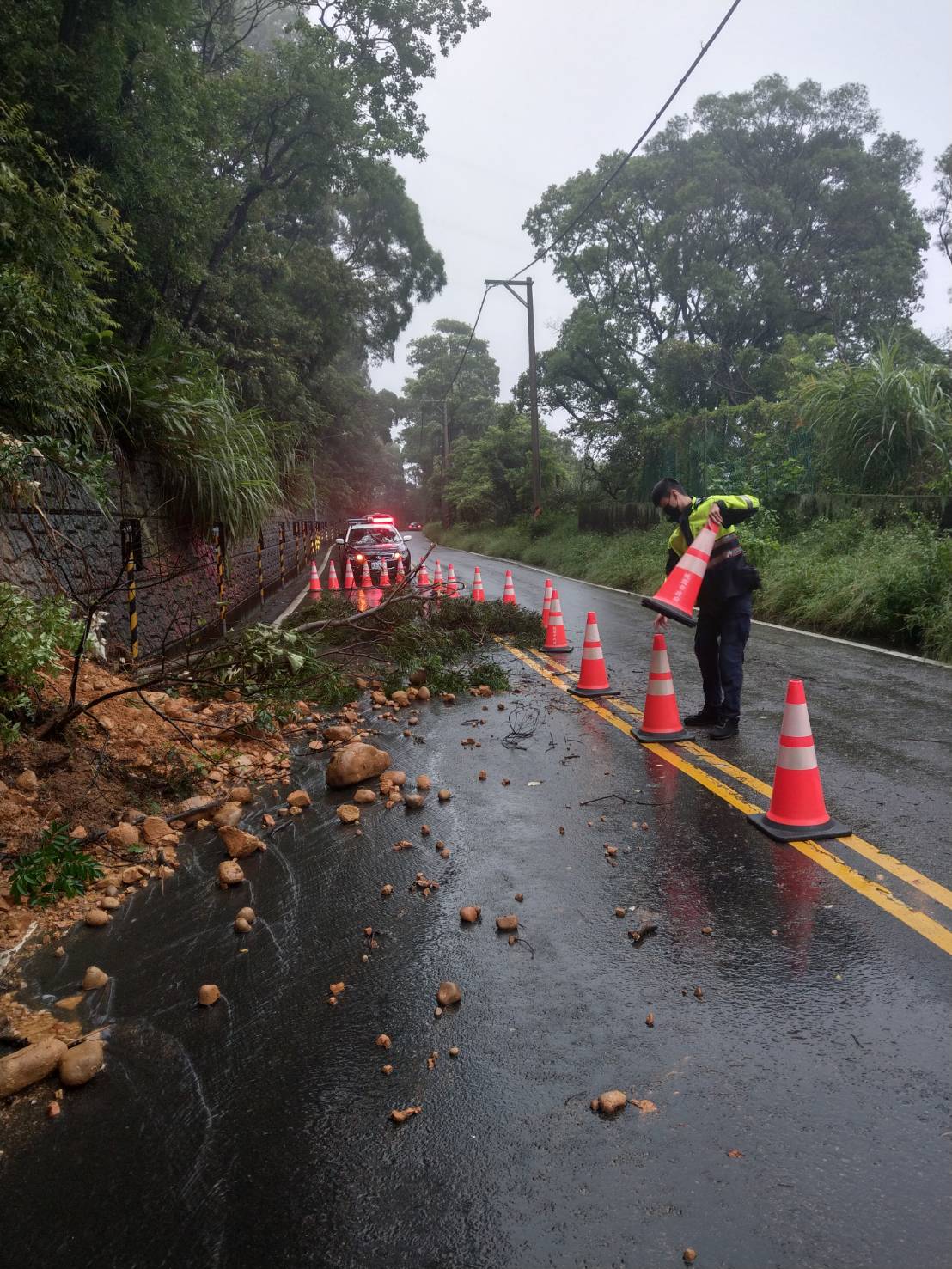 龜山區大坑路三段土石坍方,造成一半車道封閉,警拉起封鎖線並管制雙向車輛。圖:諶志明翻攝 龜山區大坑路三段土石坍方,造成一半車道封閉,警拉起封鎖線並管制雙向車輛。圖:諶志明翻攝