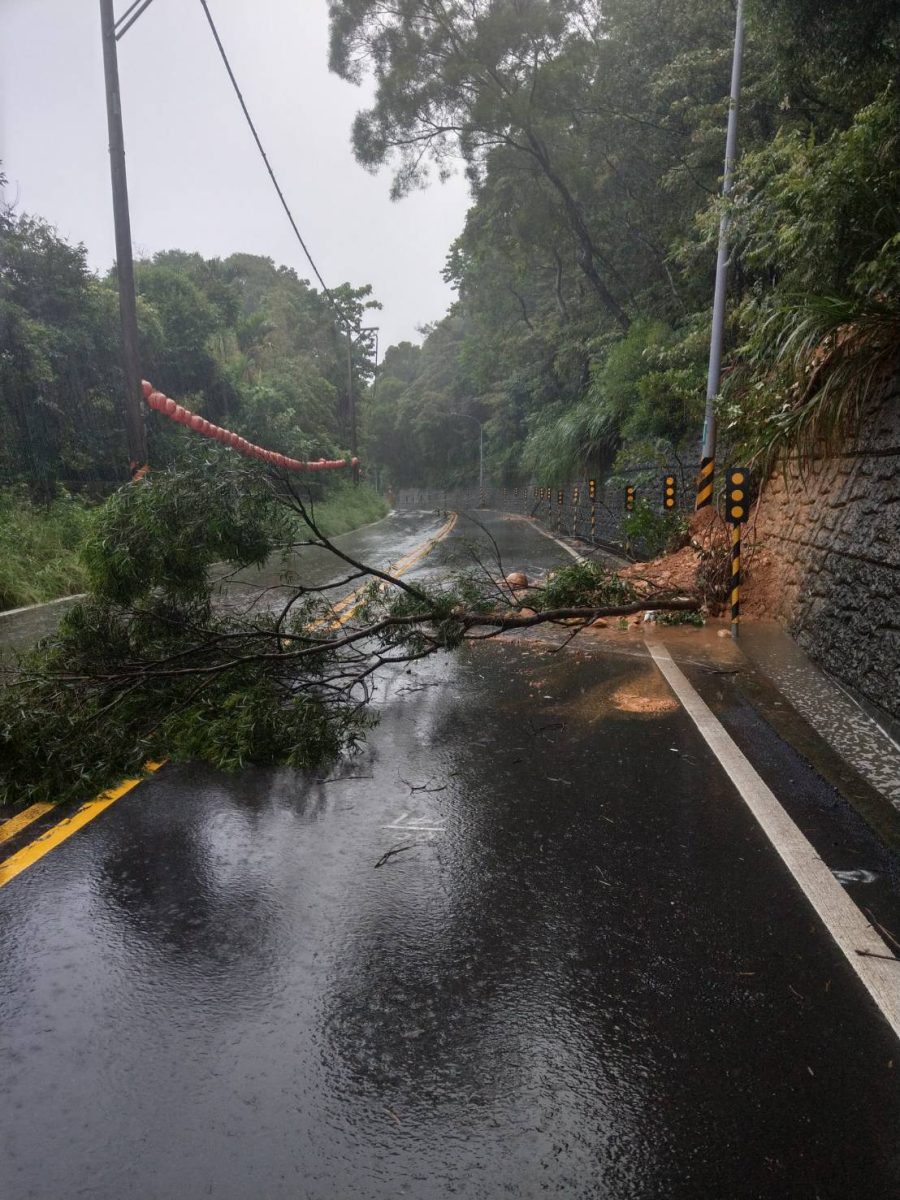 豪雨肆虐土石坍方 龜警緊急管制協助清除路障