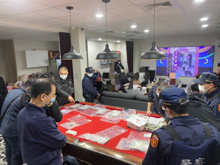 【有片】蘆竹警攻破聖誕夜毒趴 逮28人查扣大麻花、愷他命 590548