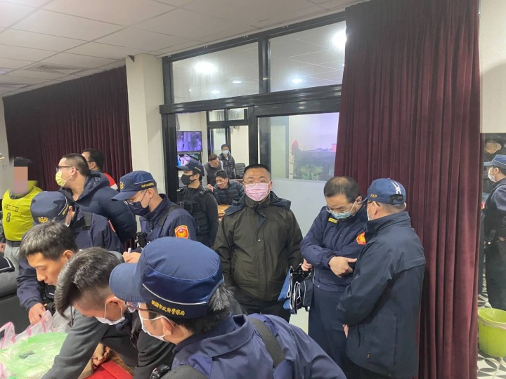 【有片】蘆竹警攻破聖誕夜毒趴 逮28人查扣大麻花、愷他命 590550