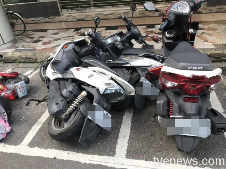 【有片】自小客逆向蛇行連撞機車 難逃警網自撞垃圾車被逮 597871