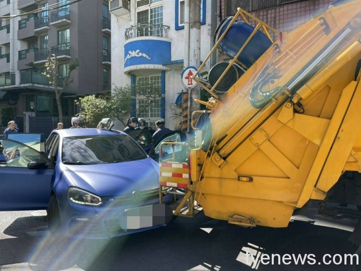 【有片】自小客逆向蛇行連撞機車 難逃警網自撞垃圾車被逮 597872