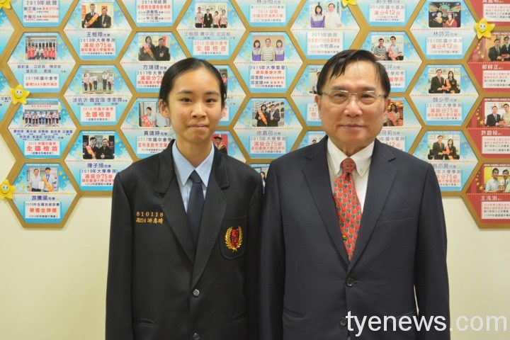 金榜題名!桃市新興高中學測再創佳績 59級分游惠晴同學與魏總校長合影