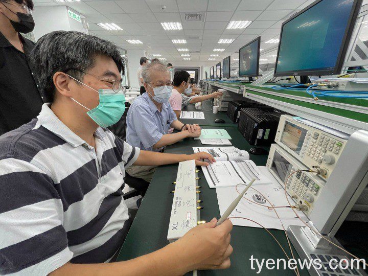 龍華科大與稜研科技產學合作 探討「5G毫米波」技術領域 5G毫米波天線量測技術開發 龍華科大、稜研科技產學合作培育人才 1