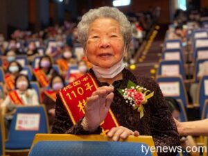 「啾愛媽咪」桃市表揚模範母親 鄭文燦：這個獎是一輩子付出換來的