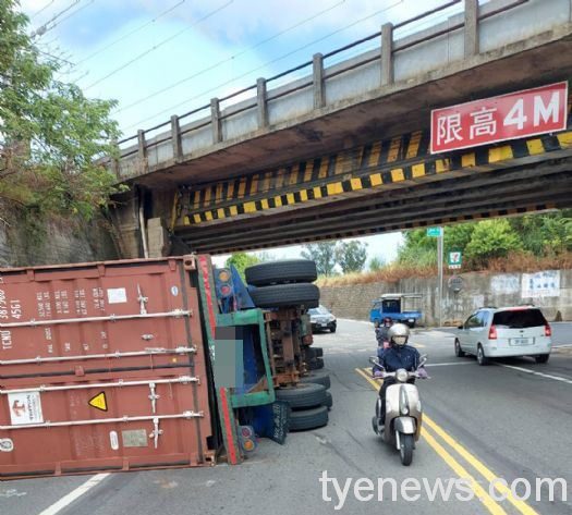 超「卡」!楊梅楊新路鐵道橋下通行限高4M 大車翻覆又一樁 6 1 1 1