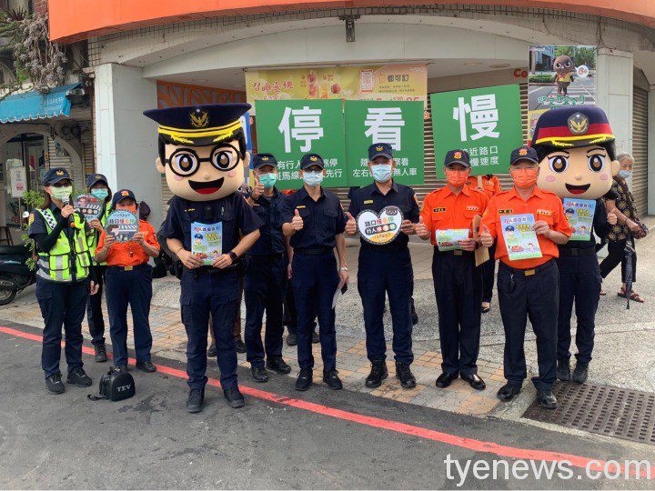楊梅警前進火車站、路口人潮 強力宣導交通安全 6 4 4