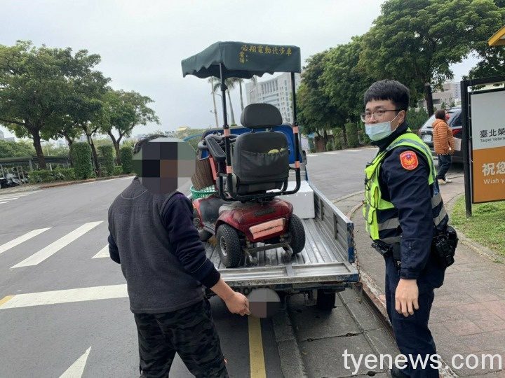 代步車沒電老翁受困半路 青溪派出所暖警推車相助 609030