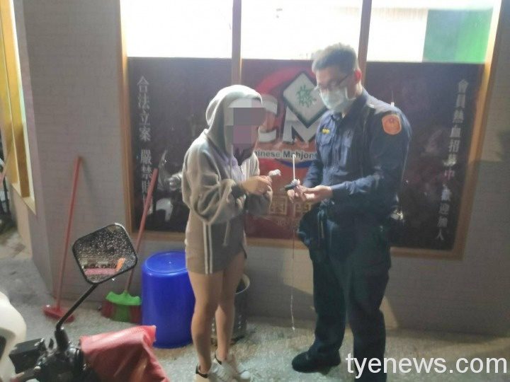 女子半夜外出鑰匙掉水溝 求助景福所員警協助解困 611425