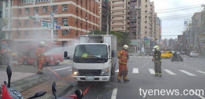 【有片】貨車停放路旁突冒煙 警消聯手破窗及時撲滅 613084